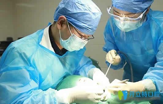 天津德倍爾口腔張振生院長給我做種植牙手術中