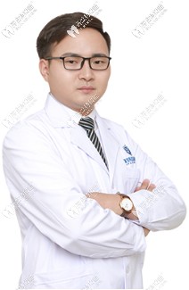 拜爾口腔（大潤(rùn)發(fā)店）門診主任閔強(qiáng)